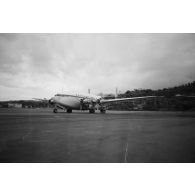 Avion Breguet Deux-Ponts stationné sur l'aéroport de Tahiti-Faa'a.