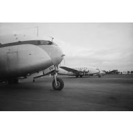 Nez de cinq avions Breguet Deux-Ponts stationnés sur la partie militaire (motu Tahiri) de l'aéroport de Tahiti-Faa'a.