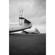 Empennages de cinq avions Breguet Deux-Ponts stationnés sur la partie militaire (motu Tahiri) de l'aéroport de Tahiti-Faa'a.