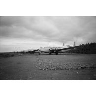 Cinq avions Breguet Deux-Ponts stationnés sur la partie militaire (motu Tahiri) de l'aéroport de Tahiti-Faa'a.