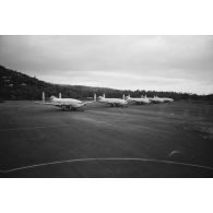 Cinq avions Breguet Deux-Ponts stationnés sur la partie militaire (motu Tahiri) de l'aéroport de Tahiti-Faa'a.