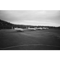 Cinq avions Breguet Deux-Ponts stationnés sur la partie militaire (motu Tahiri) de l'aéroport de Faa'a, vers 1964-1965.