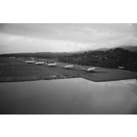 Vue aérienne de cinq avions Breguet Deux-Ponts stationnés sur la partie militaire (motu Tahiri) de l'aéroport de Tahiti-Faa'a.