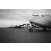 Cinq avions Breguet Deux-Ponts stationnés sur la partie militaire (motu Tahiri) de l'aéroport de Tahiti-Faa'a.