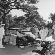 Aimé Grimald, gouverneur de la Polynésie française, dans sa voiture officielle Citroën DS, en présence du contre-amiral Jacques Thabaud, commandant le Centre d'expérimentations du Pacifique (CEP) et du contre-amiral François Picard-Destelan, commandant les forces armées françaises dans le Pacifique, à l'issue d'une cérémonie militaire.