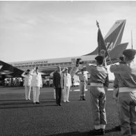 Honneurs au drapeau 73e régiment d'infanterie de marine (73e RIMa), conservé par le bataillon d'infanterie de marine de Tahiti (BIMaT), à l'aéroport pour Jean Sainteny, ministre des anciens combattants et victimes de guerre.