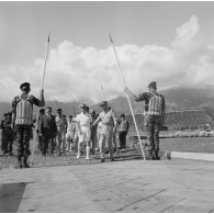 Recette technique du pont de la Taunoa par le contre-amiral Jacques Thabaud, commandant le Centre d'expérimentations du Pacifique (CEP), et le général de brigade Jacques Lefort, inspecteur de la Légion étrangère, Fare ute port de Papeete, 30 mai 1964. Ce pont a été construit par le 5e régiment mixte du Pacifique (5e RMP).