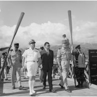 Recette technique du pont de la Taunoa par le contre-amiral Jacques Thabaud, commandant le Centre d'expérimentations du Pacifique (CEP), et le général de brigade Jacques Lefort, inspecteur de la Légion étrangère, Fare ute port de Papeete, 30 mai 1964. Ce pont a été construit par le 5e régiment mixte du Pacifique (5e RMP).