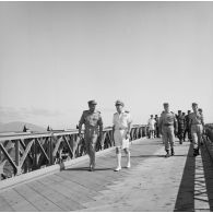 Recette technique du pont de la Taunoa par le contre-amiral Jacques Thabaud, commandant le Centre d'expérimentations du Pacifique (CEP), et le général de brigade Jacques Lefort, inspecteur de la Légion étrangère, Fare ute port de Papeete, 30 mai 1964. Ce pont a été construit par le 5e régiment mixte du Pacifique (5e RMP), commandé par le colonel Jean Nouguès.