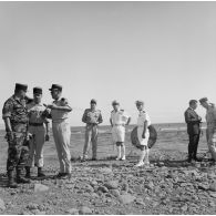 Discussion entre le contre-amiral Jacques Thabaud, commandant le Centre d'expérimentations du Pacifique (CEP), et le général de brigade Jacques Lefort, inspecteur de la Légion étrangère, lors de la recette technique du pont de la Taunoa, Fare ute port de Papeete, 30 mai 1964.