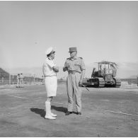 Discussion entre le contre-amiral Jacques Thabaud, commandant le Centre d'expérimentations du Pacifique (CEP), et le général de brigade Jacques Lefort, inspecteur de la Légion étrangère, lors de la recette technique du pont de la Taunoa, Fare ute port de Papeete, 30 mai 1964. En arrière-plan, un engin chenillé du génie.