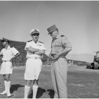 Discussion entre le contre-amiral Jacques Thabaud, commandant le Centre d'expérimentations du Pacifique (CEP), et le général de brigade Jacques Lefort, inspecteur de la Légion étrangère, lors de la recette technique du pont de la Taunoa, Fare ute port de Papeete, 30 mai 1964. En arrière-plan, un engin chenillé du génie.