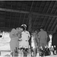 Le général de brigade Jacques Lefort, commandant de la Légion étrangère, le contre-amiral Jacques Thabaud, commandant le Centre d'expérimentations du Pacifique (CEP), lors du verre de l'amitié pour la recette technique du pont de la Taunoa, Fare ute port de Papeete, 30 mai 1964.