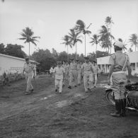 Le contre-amiral François Picard-Destelan, commandant les forces armées françaises dans le Pacifique, arrive pour l'inauguration du camp du bataillon d'infanterie de marine de Tahiti (BIMaT) à Faa'a (Tahiti), 3 juillet 1964.