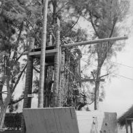 Inauguration du centre nautique du bataillon d'infanterie de marine de Tahiti (BIMaT) à Tautira (Tahiti), 3 juillet 1964. Démonstration de parcours du combattant.