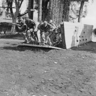 Inauguration du centre nautique du bataillon d'infanterie de marine de Tahiti (BIMaT) à Tautira (Tahiti), 3 juillet 1964. Démonstration de parcours du combattant : débarquement d'un chaland fictif.