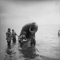 Inauguration du centre nautique du bataillon d'infanterie de marine de Tahiti (BIMaT) à Tautira (Tahiti), 3 juillet 1964. Démonstration nautique avec un canot gonflable.