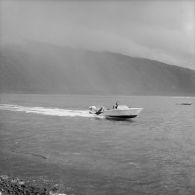 Inauguration du centre nautique du bataillon d'infanterie de marine de Tahiti (BIMaT) à Tautira (Tahiti), 3 juillet 1964. Démonstration nautique. Des plongeurs sautent d'un canot à moteur rapide.