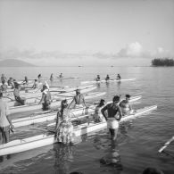 Fêtes du Juillet ou fête du Tiurai à Papeete en 1964. Course de pirogues. En arrière-plan, l'île de Moorea.