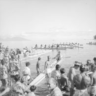 Fêtes du Juillet ou fête du Tiurai à Papeete en 1964. Course de pirogues. En arrière-plan, l'île de Moorea.