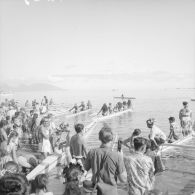 Fêtes du Juillet ou fête du Tiurai à Papeete en 1964. Course de pirogues. En arrière-plan, l'île de Moorea.