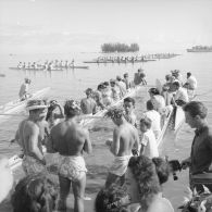 Fêtes du Juillet ou fête du Tiurai à Papeete en 1964. Course de pirogues.