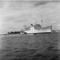 Vus du lagon, au port de Moruroa, le bâtiment-base (BB) Maurienne (A637) et le patrouilleur dragueur La Bayonnaise (M728) à quai.