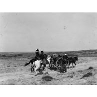 9. [Tunisie, 1902-1903. Traversée d'une plaine par un groupe de spahis.]