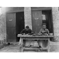 902. [Gafsa, 1902-1903. Spahis dans une infirmerie vétérinaire.]