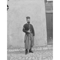 630. [Tunisie, 1902-1903. Portrait d'un spahi.]