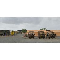 Stationnement de véhicules légers tout terrain (VLTT) Peugot P4 sur un parking du camp Damien Boîteux à Bamako, au Mali.