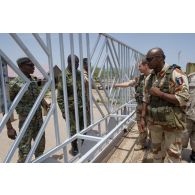 Des fusiliers commandos de l'Air échangent avec leurs homologues tchadiens lors d'une patrouille autour de la zone technique du camp Adji Kosseï à N'djamena, au Tchad.