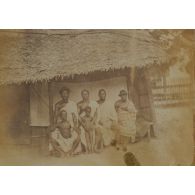 [Portrait de groupe dans un village, s.d.]<br>