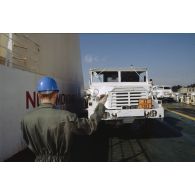 Un militaire guide un camion GBC 8 KT aux couleurs de l'ONU lors de l'embarquement sur le pont du ferry Terre d'Afrique en partance pour l'ex-Yougoslavie.