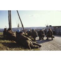 Casques bleus du 92e régiment d'infanterie (92e RI) et soldats croates (musulmans du sud) au niveau du poste d'observation Roméo 2 au-dessus du col de Skokovi, dans l'enclave musulmane de Bihac..