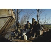 Moment de détente pour des soldats croates (musulmans du sud) installés au niveau du poste d'observation français Roméo 2 occupé par le 92e régiment d'infanterie (92e RI) au-dessus du col de Skokovi.