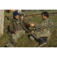 Moment de détente pour deux soldats croates (musulmans du sud) installés au niveau du poste d'observation français Roméo 2 occupé par le 92e régiment d'infanterie (92e RI) au-dessus du col de Skokovi.