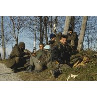 Soldats croates (musulmans du sud) et casque bleu du 92e régiment d'infanterie (92e RI) lors d'un moment de détente dans les environs du poste d'observation français Roméo 2 dans l'enclave de Bihac..