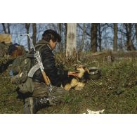 Soldat croate (musulman du sud) jouant avec un chien dans les environs du poste d'observation français Roméo 2 dans l'enclave musulmane de Bihac.