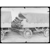 Le cimetière des autos. Les voitures qui s'attelent aux tracteurs. Les détails de l'attelage. [légende d'origine]