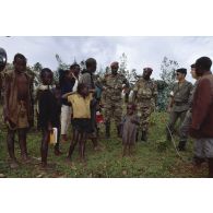 Opération Noroît. Evacuation des ressortissants français du Rwanda avec les militaires du 21e RIMa (régiment d'infanterie de marine) et du 8e RPIMa (régiment parachutiste d'infanterie de marine).