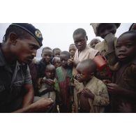 Camp de réfugiés de Nyacyonga sur la route de Byumba à 10 km de Kigali. Militaire français parmi les réfugiés et tentant de sympathiser avec les enfants.