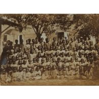 Enfants de l'Ecole (Gabon) ceci m'a été donné par l'abbé Boureyne de la Zénobie. [légende d'origine]<br>