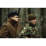 Faux militaires bosniaques lors d'un exercice de passage de point de contrôle du 1er régiment d'infanterie de marine (1er RIMa) à Angoulême avant de rejoindre la FORPRONU en Bosnie.