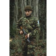 Faux militaire bosniaque armé lors d'un exercice de passage de point de contrôle du 1er régiment d'infanterie de marine (1er RIMa) à Angoulême avant de rejoindre la FORPRONU en Bosnie.