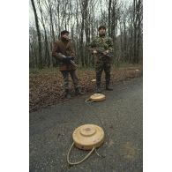 Faux militaires bosniaques armés près de mines antichar lors d'un exercice de passage de point de contrôle du 1er régiment d'infanterie de marine (1er RIMa) à Angoulême avant de rejoindre la FORPRONU en Bosnie.