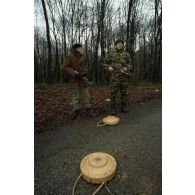 Faux militaires bosniaques armés près de mines antichar lors d'un exercice de passage de point de contrôle du 1er régiment d'infanterie de marine (1er RIMa) à Angoulême avant de rejoindre la FORPRONU en Bosnie.