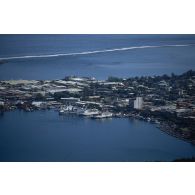 Vue aérienne du port et de l'arsenal de Papeete. [Description en cours]