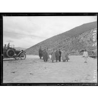 Lac Prespa. Les généraux Guillaumat, Henrys et Delobys au bord du lac. [légende d'origine]