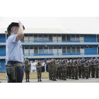 Rassemblement des marsouins du 9e régiment d'infanterie de marine (9e RIMa) pour une cérémonie de levée de corps à Cayenne, en Guyane française.